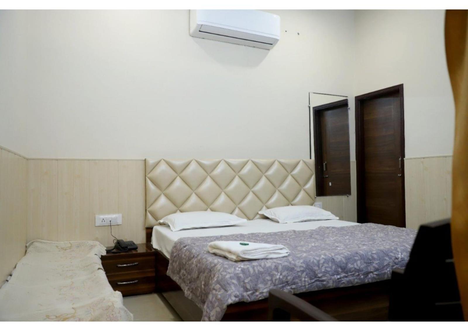 Rk Lodge Amritsar Exteriör bild