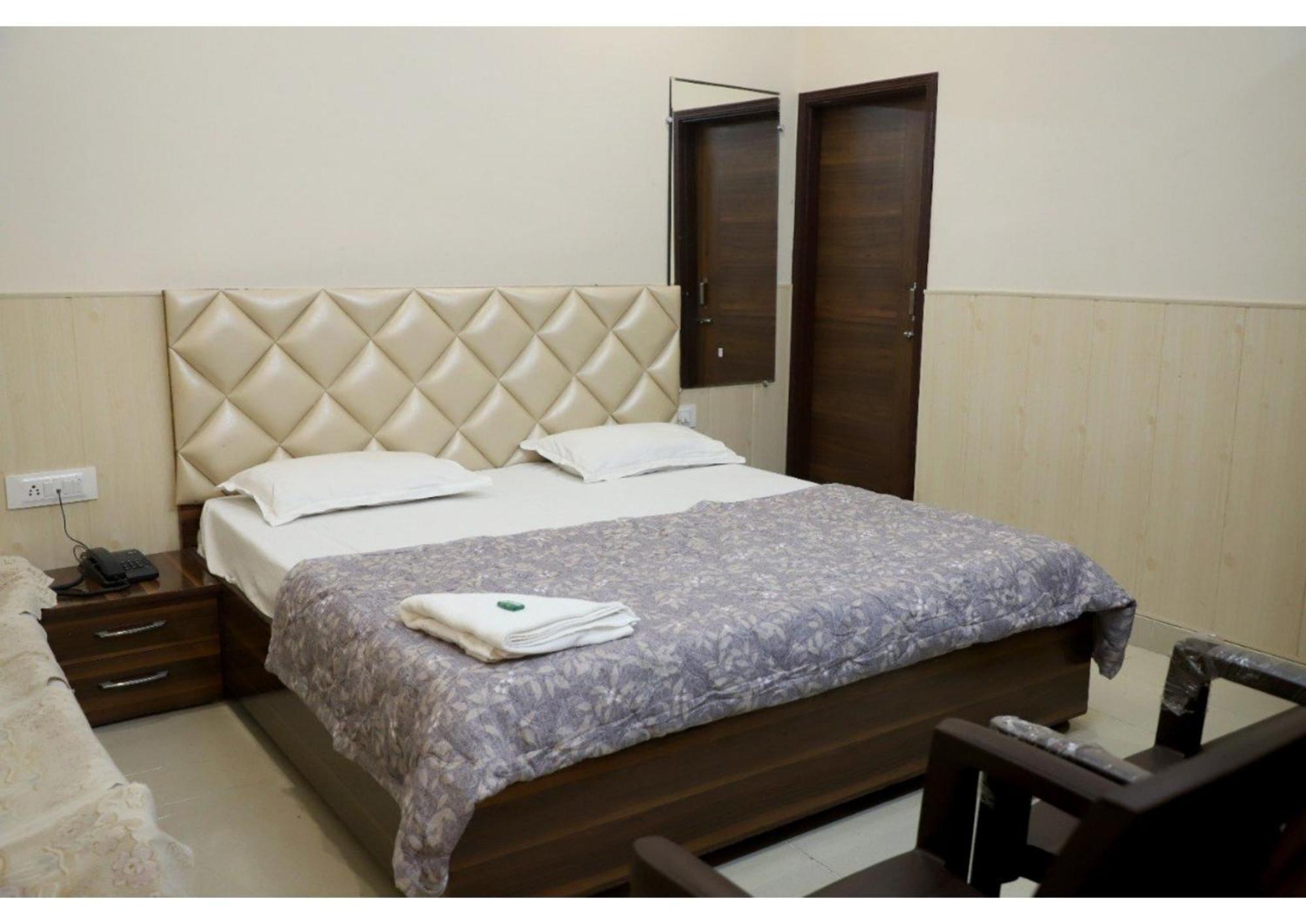 Rk Lodge Amritsar Exteriör bild